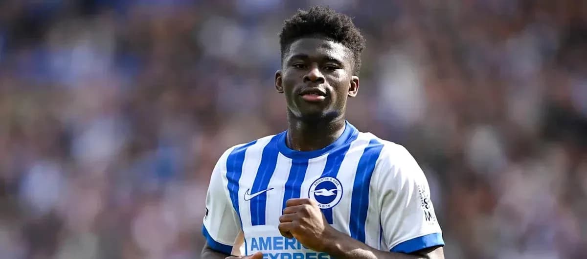 Игрок Brighton & Hove Albion на поле во время матча