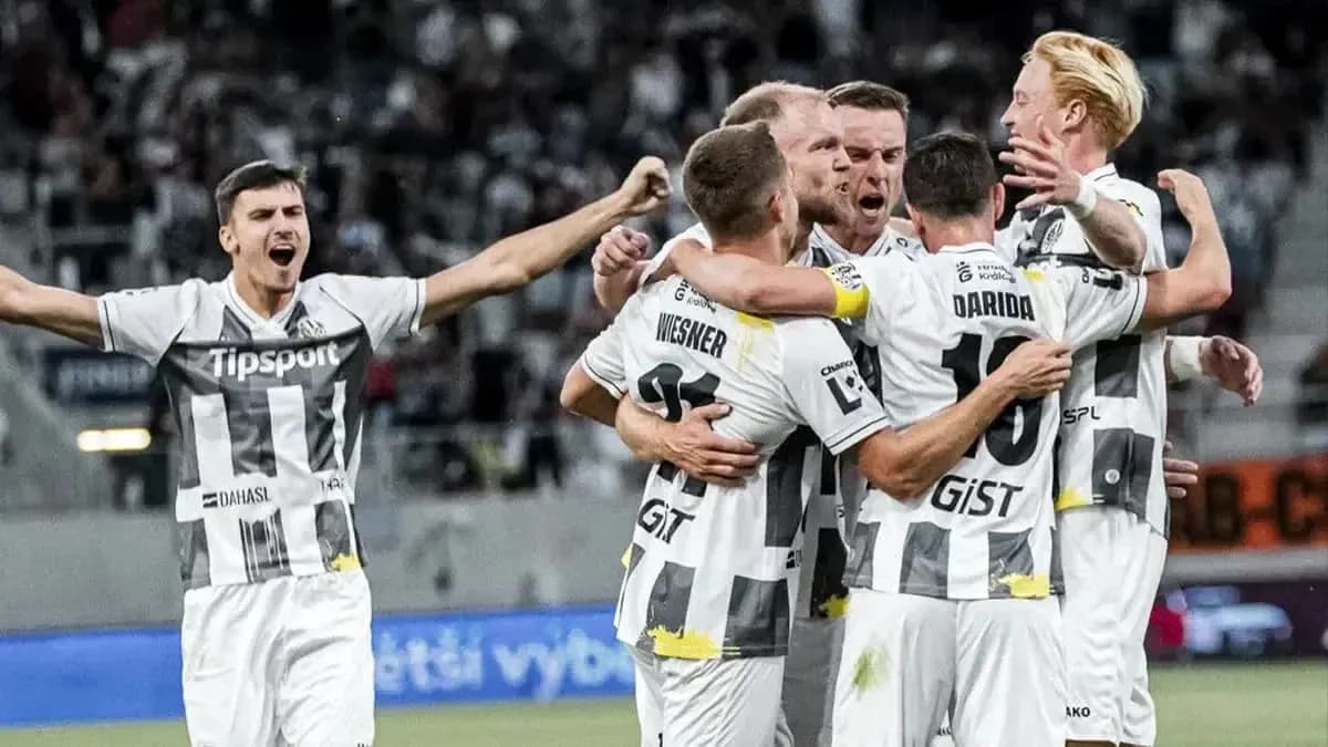 Игроки Храдец Кралове празднуют гол