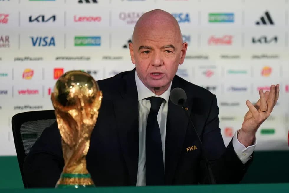 Председатель FIFA на пресс-конференции с Кубком мира