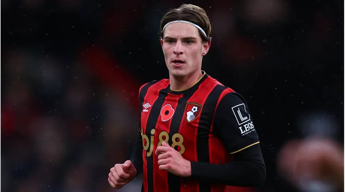 Игрок AFC Bournemouth в черно-красной форме на поле
