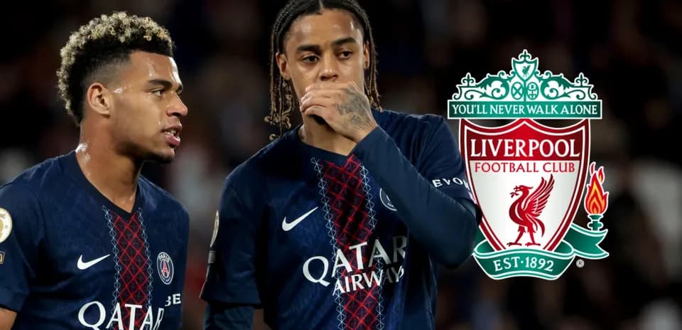 Игроки PSG обсуждают тактику во время матча