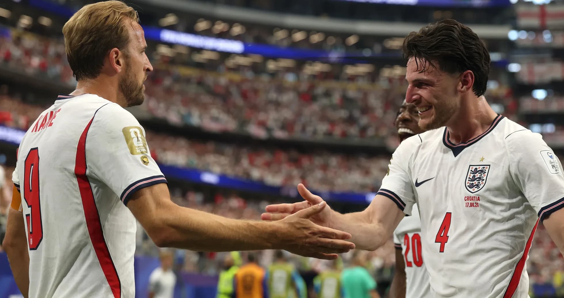 Игроки Англии празднуют после забитого гола