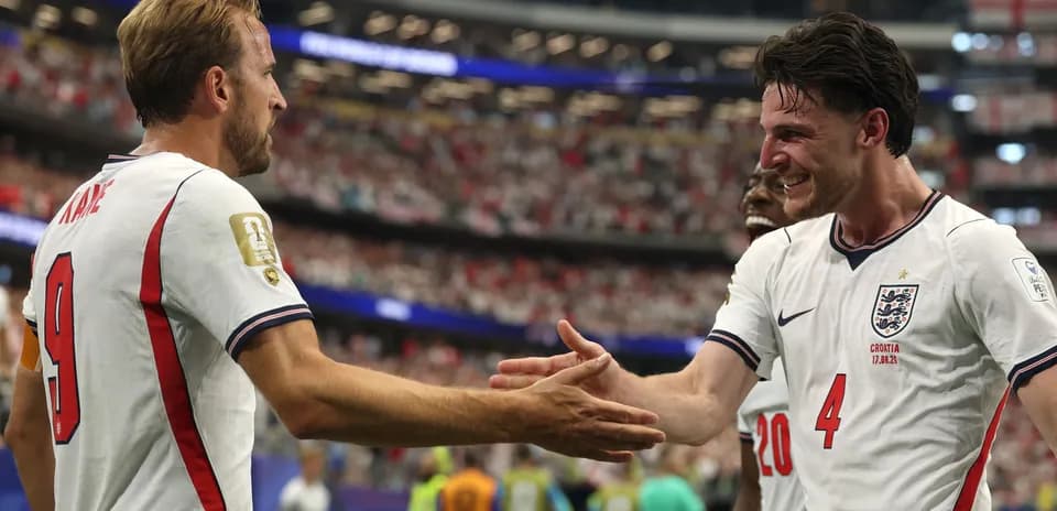 Игроки Англии празднуют после забитого гола