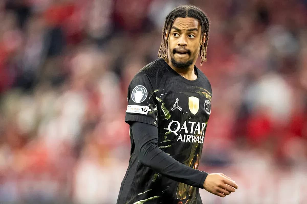Игрок в черной форме PSG на поле во время матча