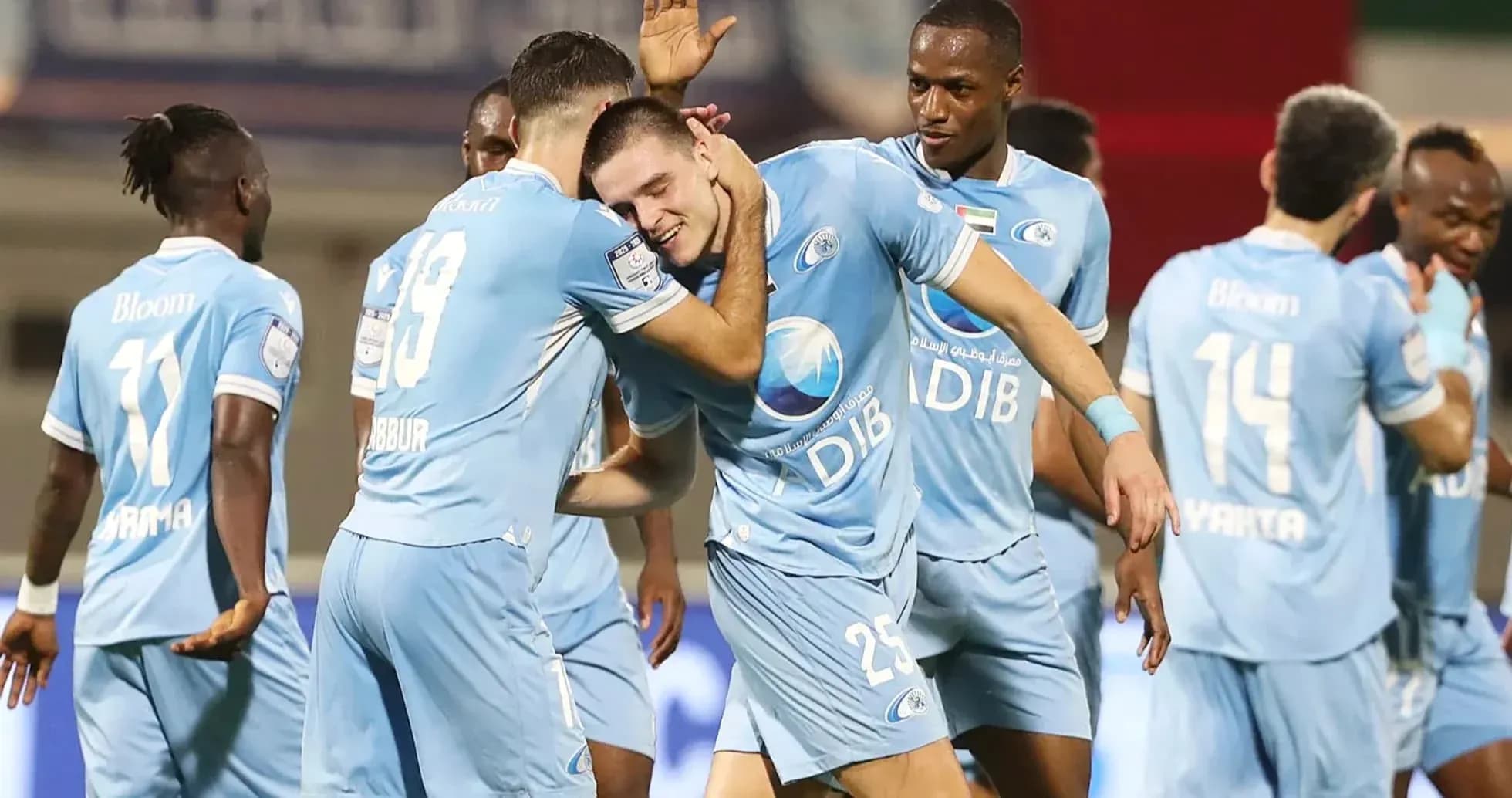 Игроки празднуют гол в матче Аль Вахда U23