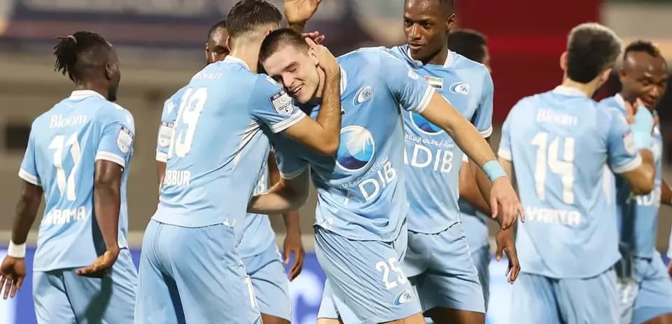 Игроки празднуют гол в матче Аль Вахда U23