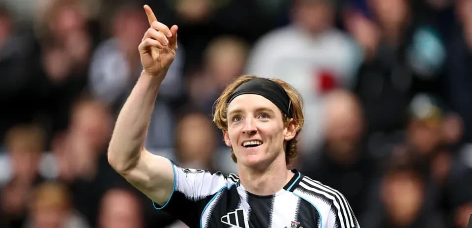 Игрок Newcastle United празднует гол с поднятой рукой
