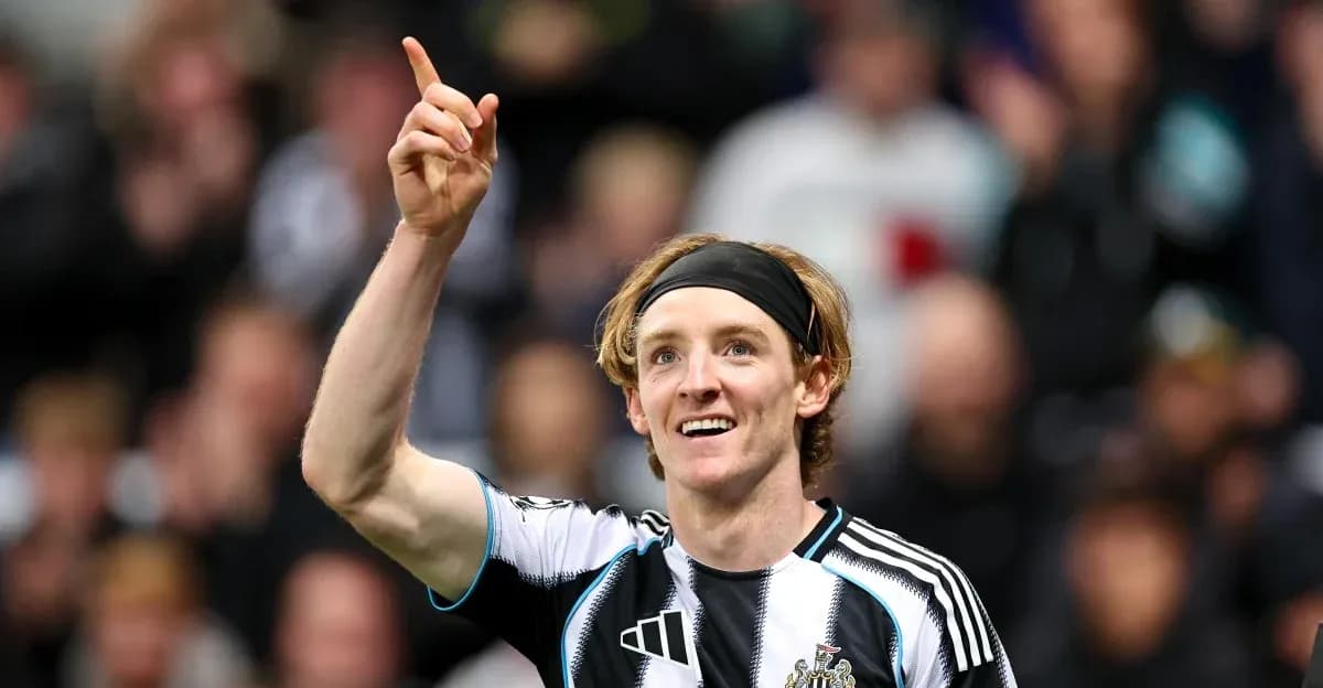 Игрок Newcastle United празднует гол с поднятой рукой