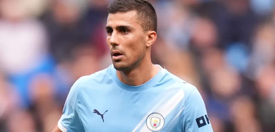 Игрок Manchester City в голубой форме на поле