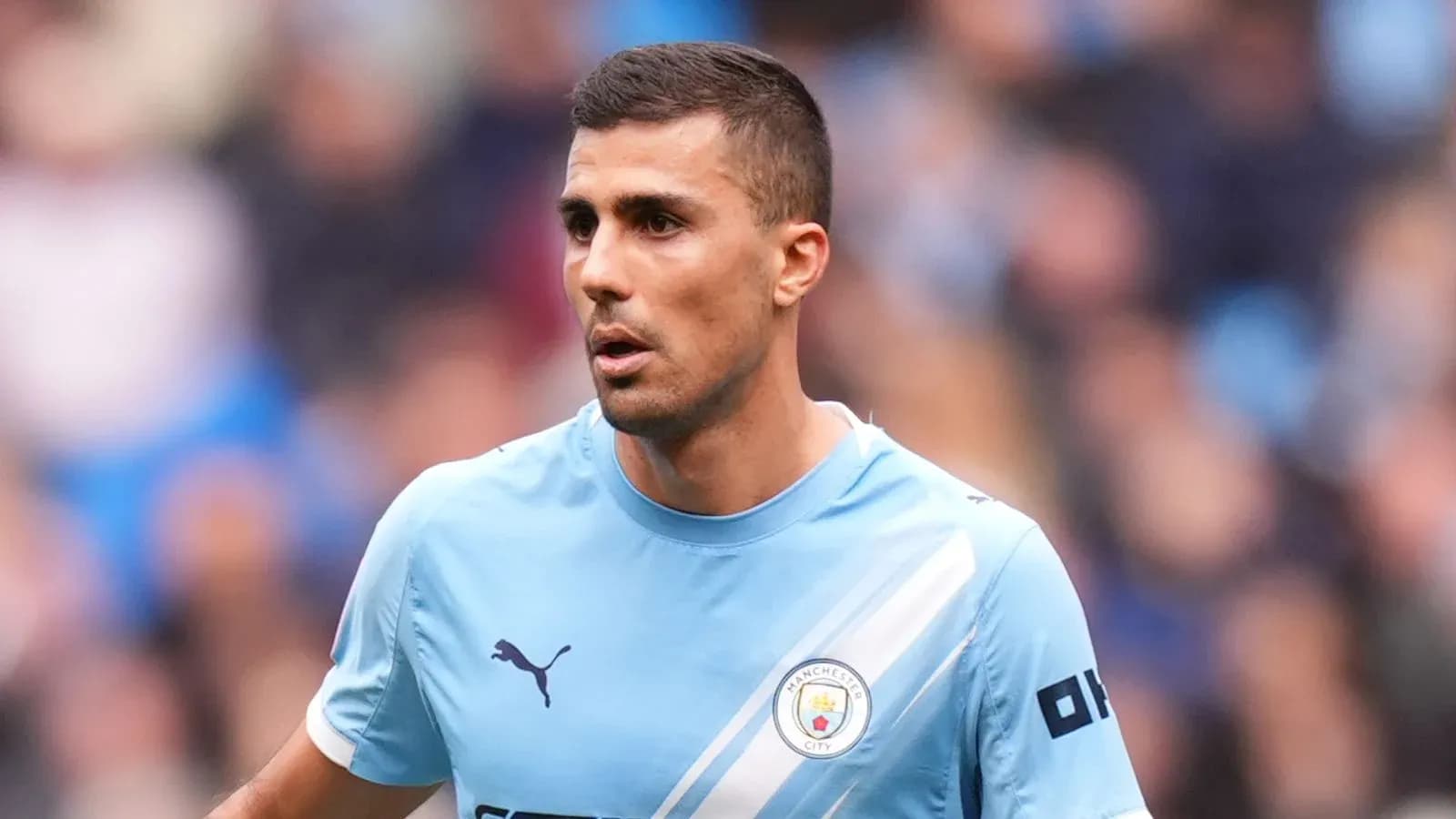 Игрок Manchester City в голубой форме на поле
