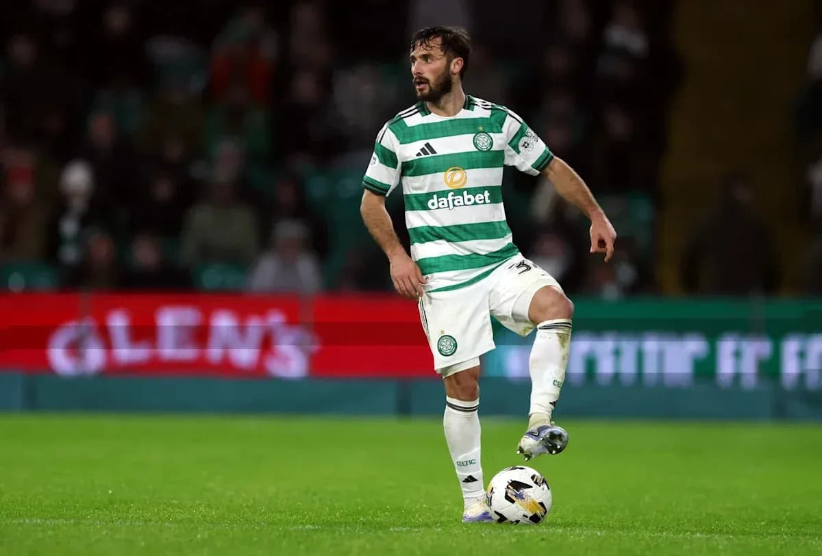 Игрок Celtic контролирует мяч на поле