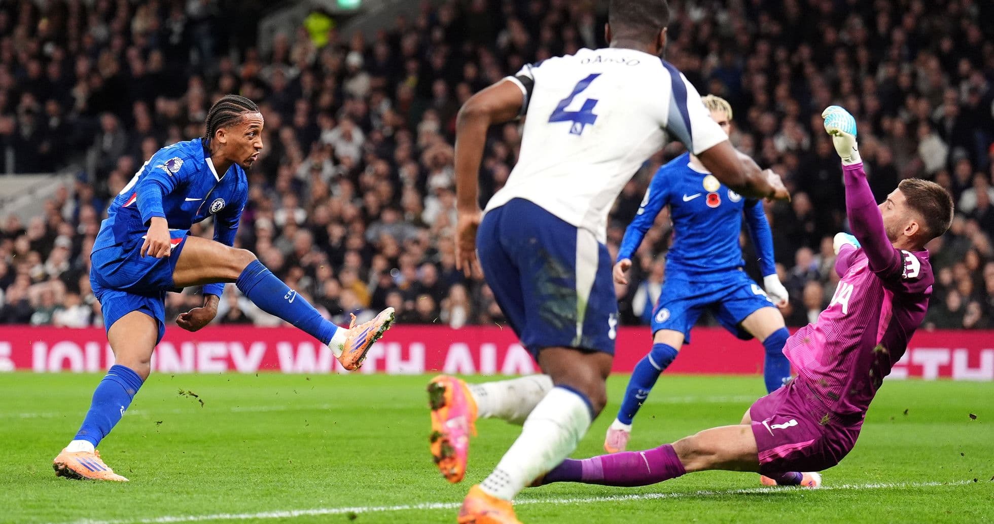 Игрок Chelsea бьет по мячу во время матча