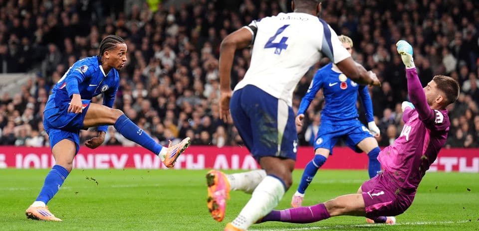 Игрок Chelsea бьет по мячу во время матча