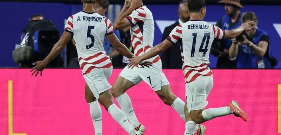 Игроки сборной США празднуют гол на поле