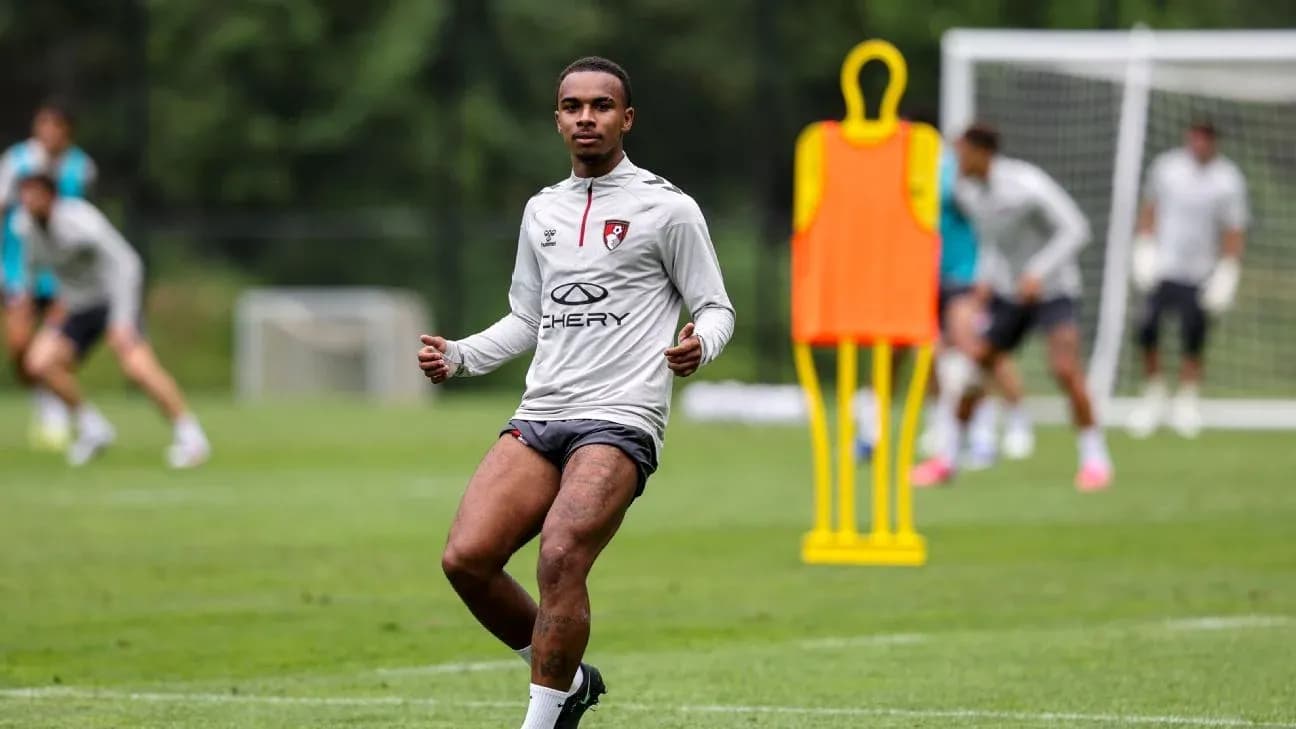 Игрок тренируется на поле с манекеном