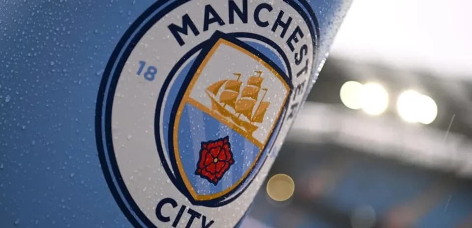 Логотип Manchester City на фоне дождя