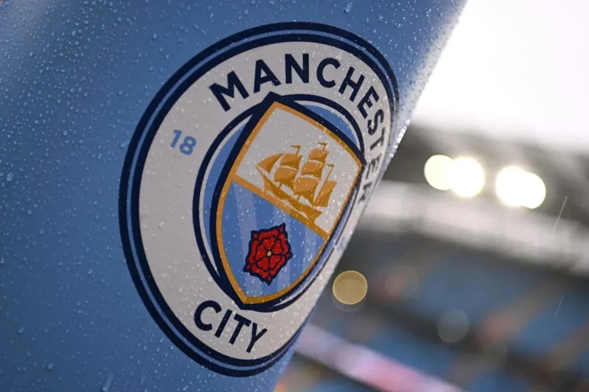 Логотип Manchester City на фоне дождя