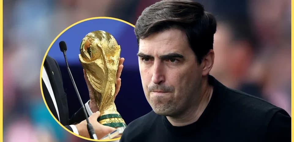 Тренер смотрит на кубок мира во время церемонии
