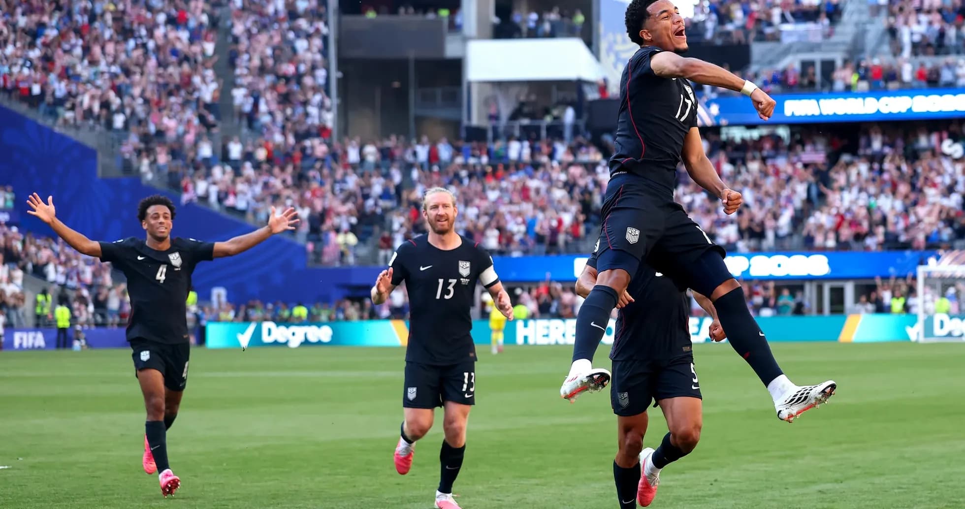Игроки США празднуют гол на чемпионате мира