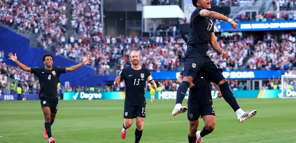 Игроки США празднуют гол на чемпионате мира
