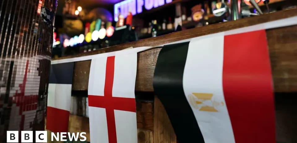 Флаги Англии, Франции и Египта на барной стойке