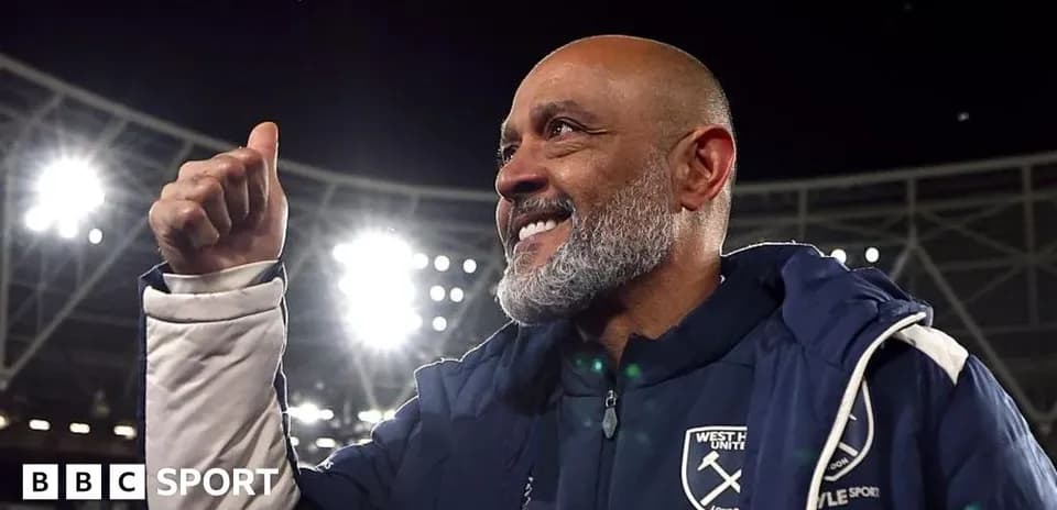 Тренер West Ham United поднимает большой палец вверх