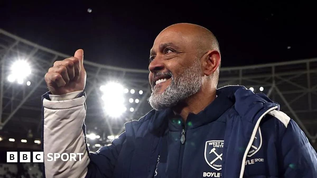 Тренер West Ham United поднимает большой палец вверх