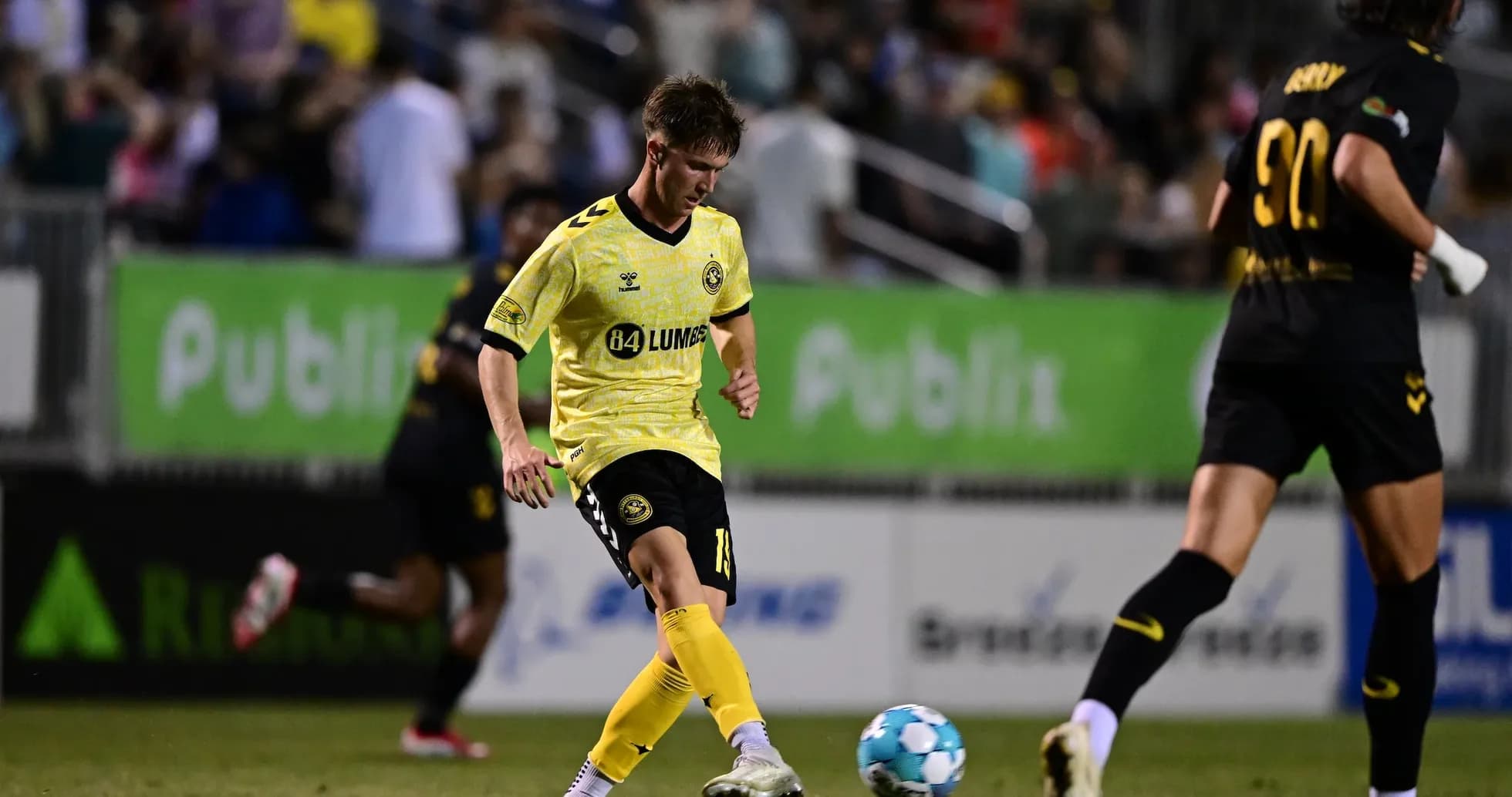 Игрок Charleston Battery пасует мяч против Pittsburgh Riverhounds