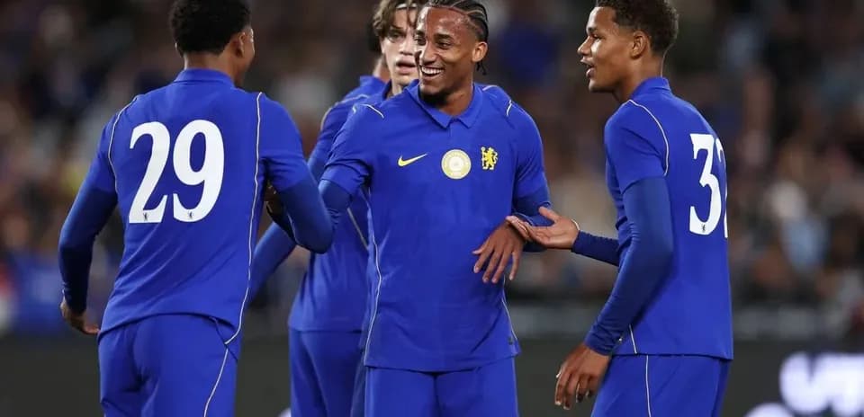 Игроки Chelsea празднуют гол на поле