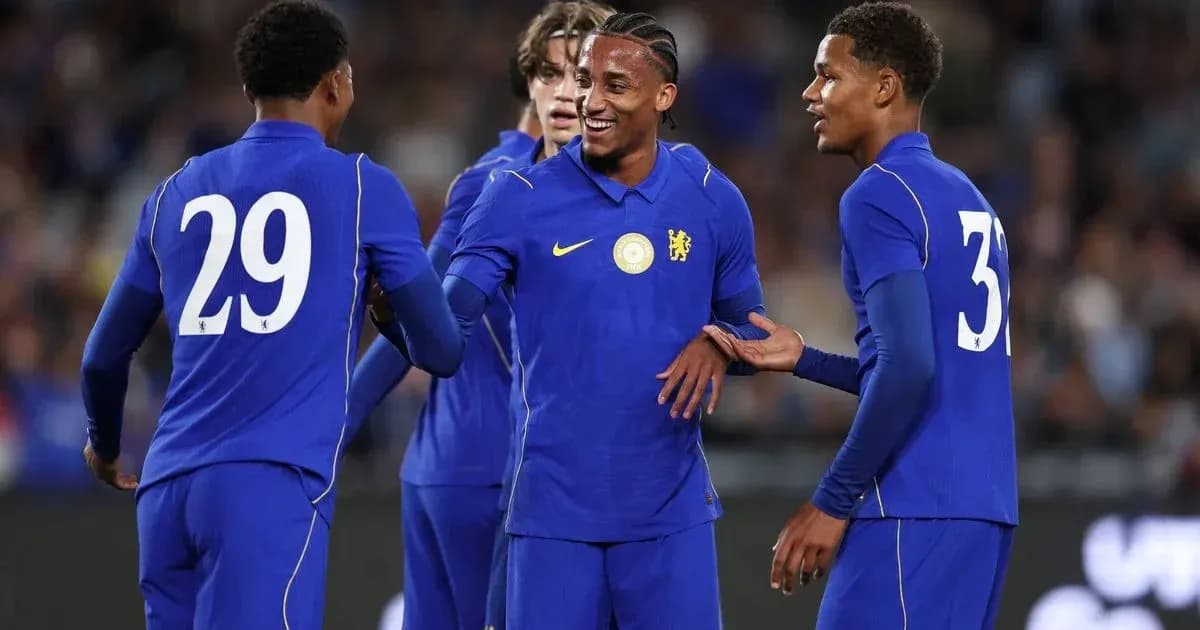 Игроки Chelsea празднуют гол на поле