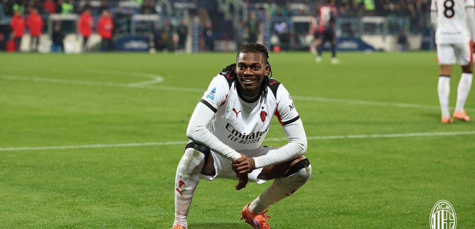 Игрок AC Milan позирует на поле