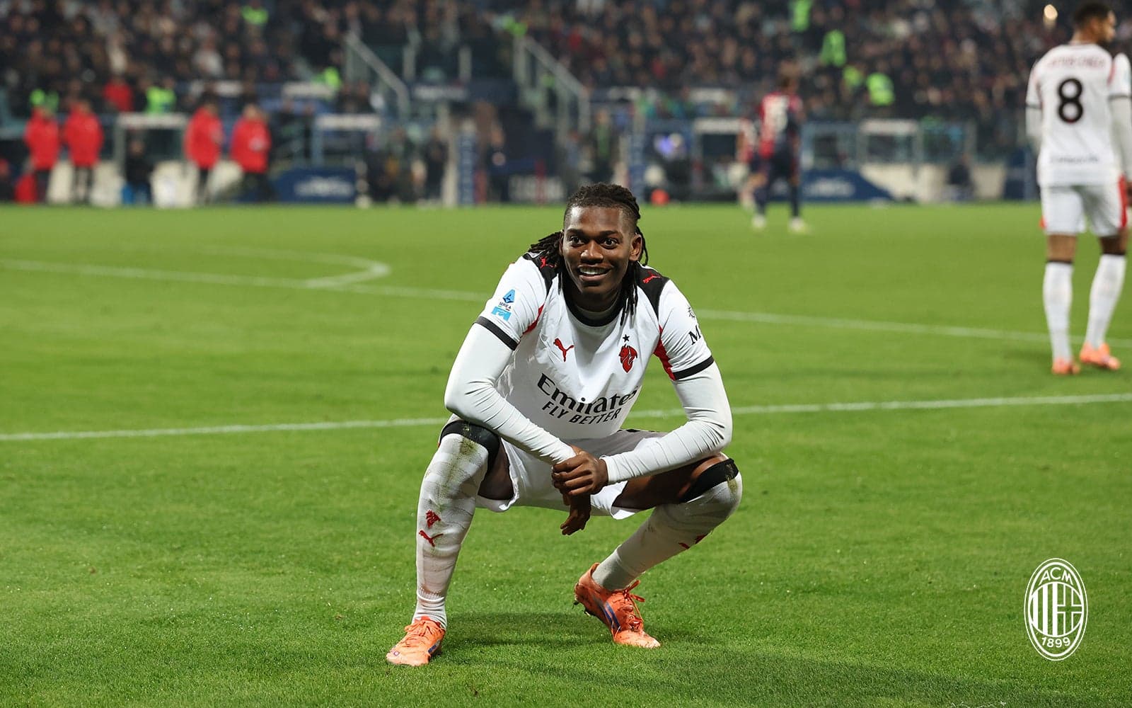 Игрок AC Milan позирует на поле