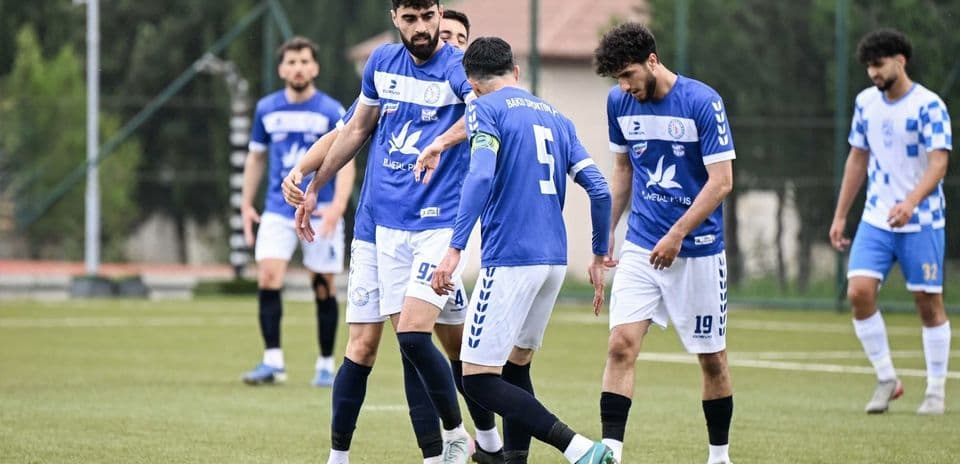 Игроки Шамахы празднуют гол на поле