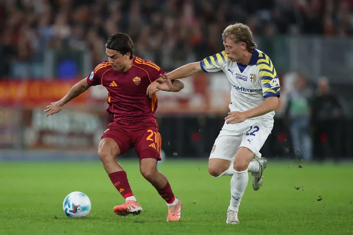 Игроки AS Roma и Пармы борются за мяч