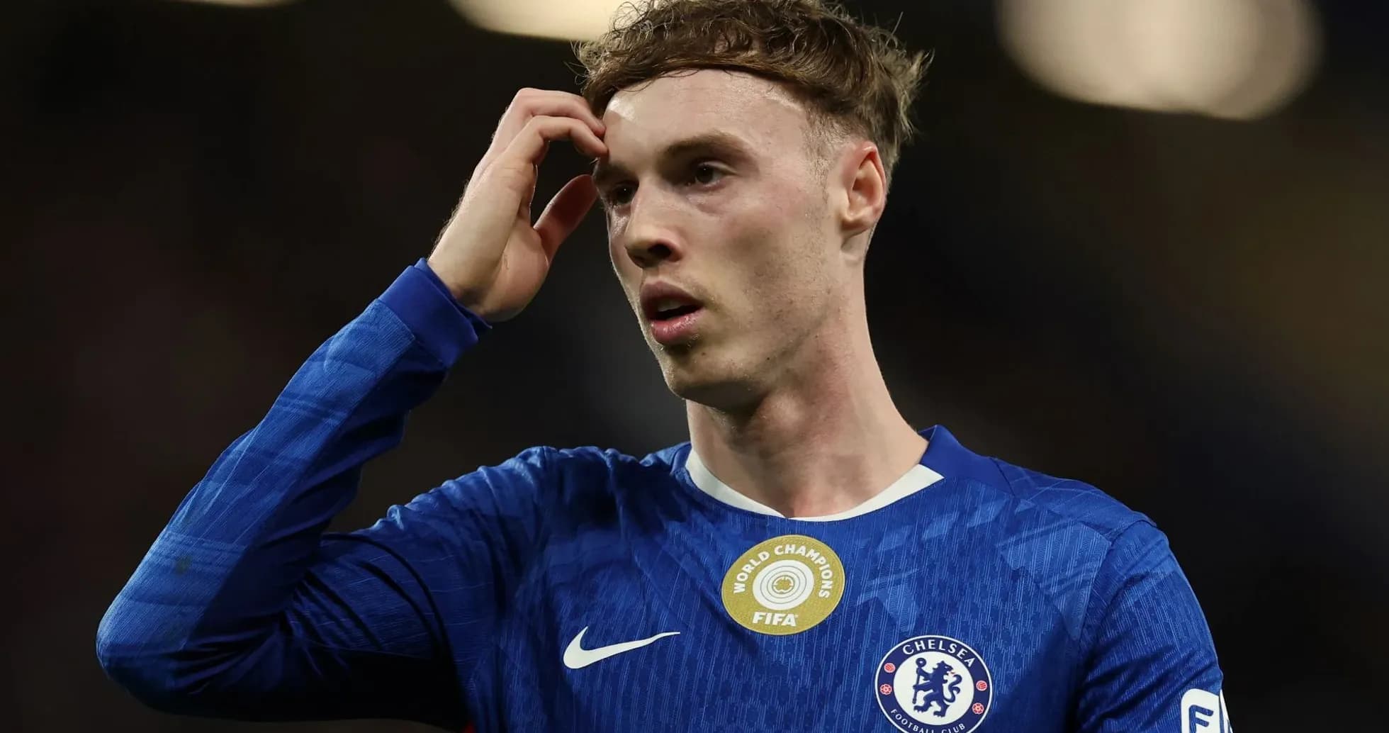 Игрок Chelsea задумался во время матча