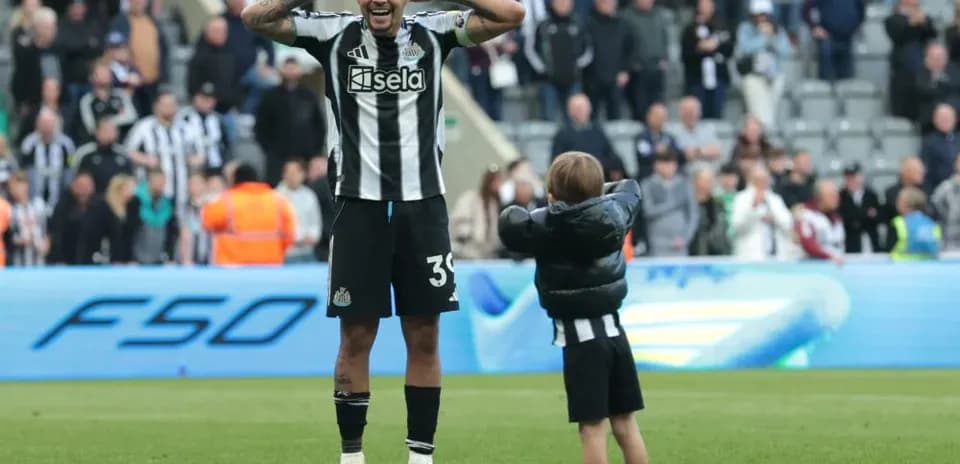 Игрок Newcastle United взаимодействует с ребенком на поле