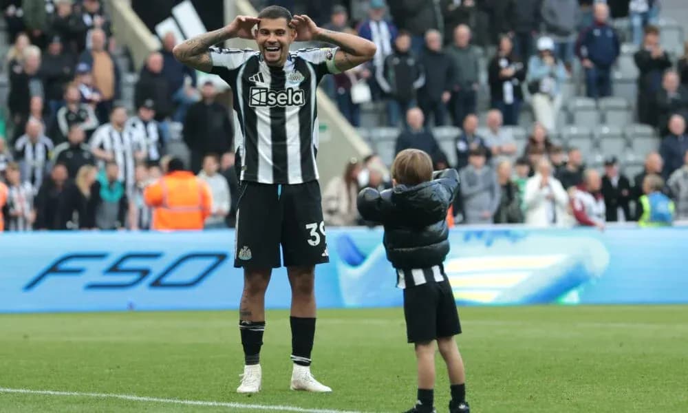 Игрок Newcastle United взаимодействует с ребенком на поле