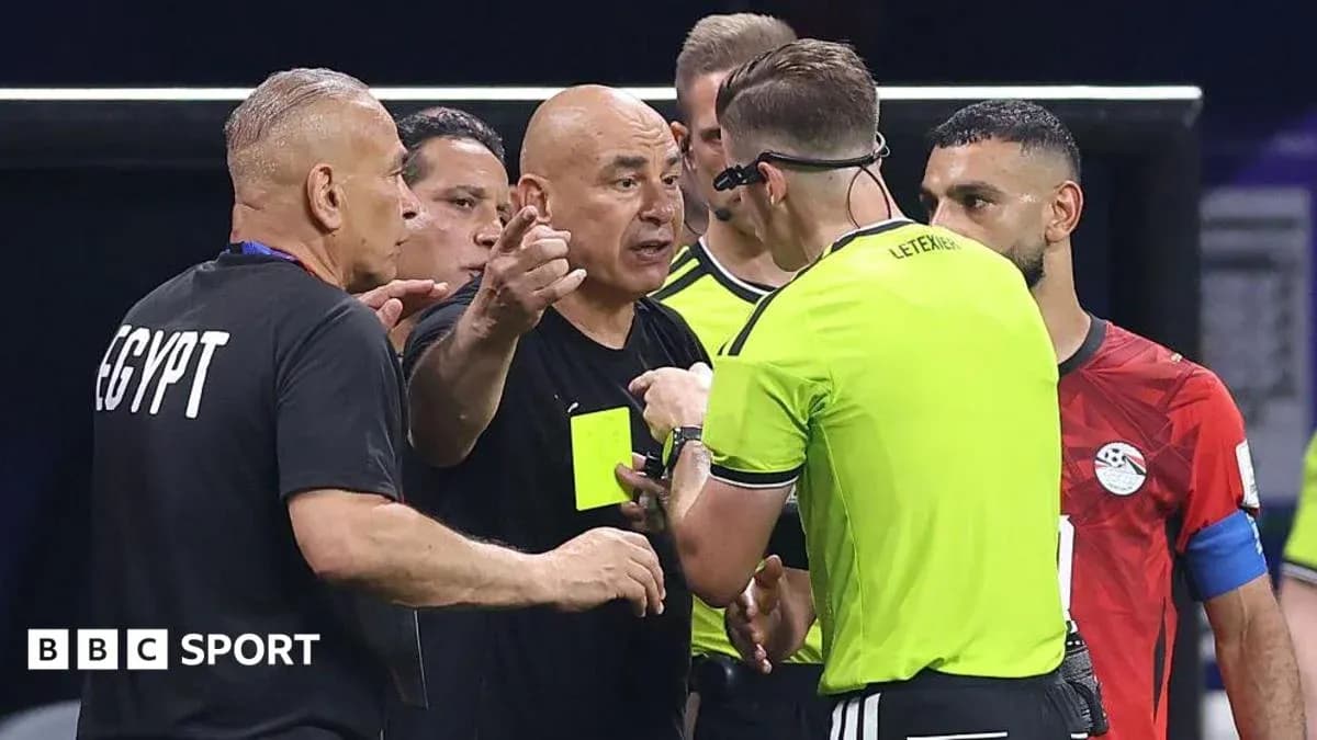 Тренер Египта обсуждает решение с судьей