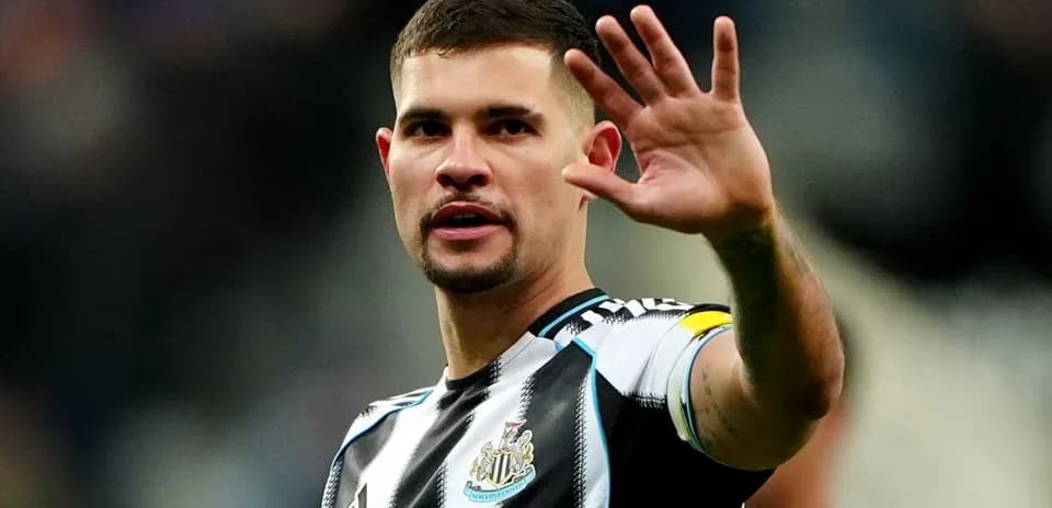 Игрок Newcastle United приветствует зрителей на стадионе