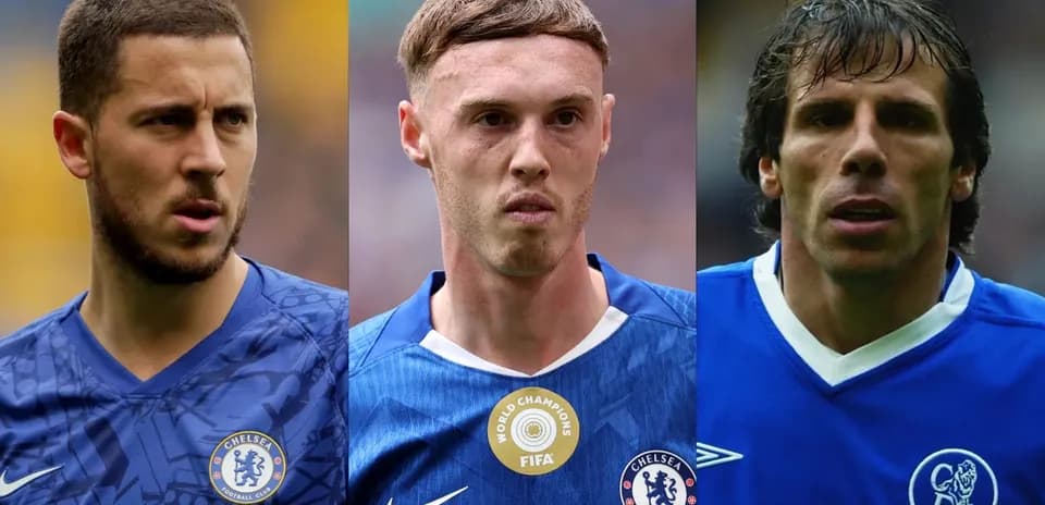Три игрока Chelsea в синих футболках на фоне