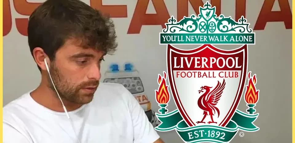 Человек слушает музыку с наушниками на фоне логотипа Ливерпуля