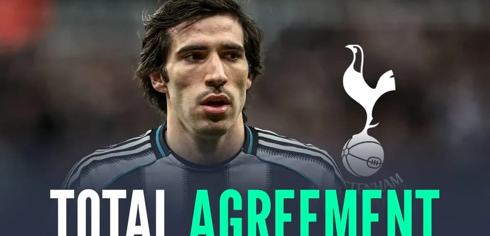Игрок Тоттенхэма с надписью 'TOTAL AGREEMENT'