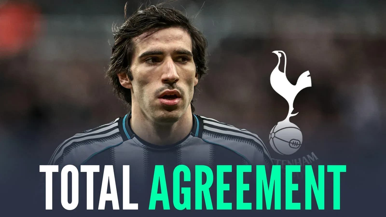 Игрок Тоттенхэма с надписью 'TOTAL AGREEMENT'