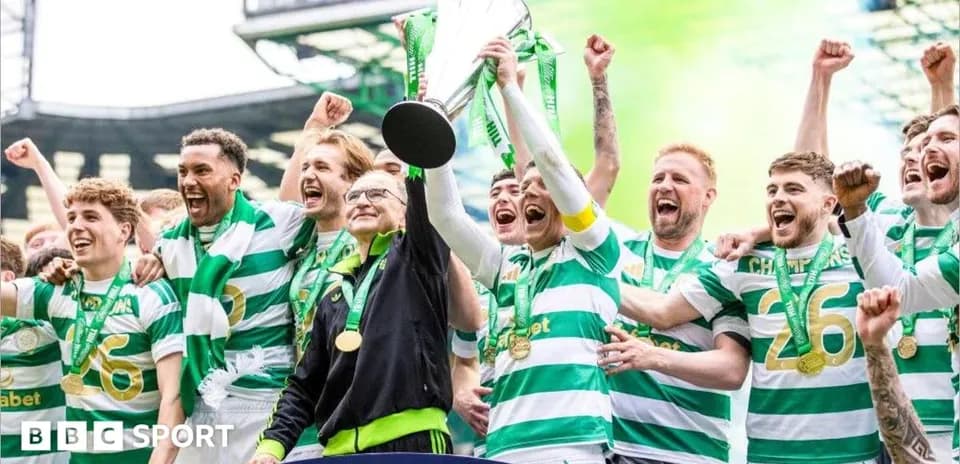 Команда Celtic празднует победу с трофеем