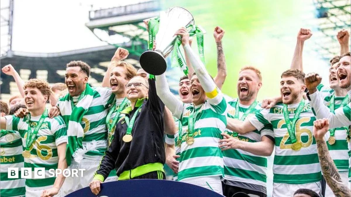 Команда Celtic празднует победу с трофеем
