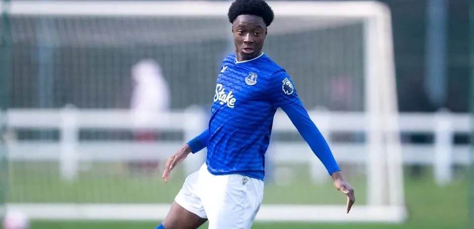 Игрок в синей форме Everton на тренировочном поле