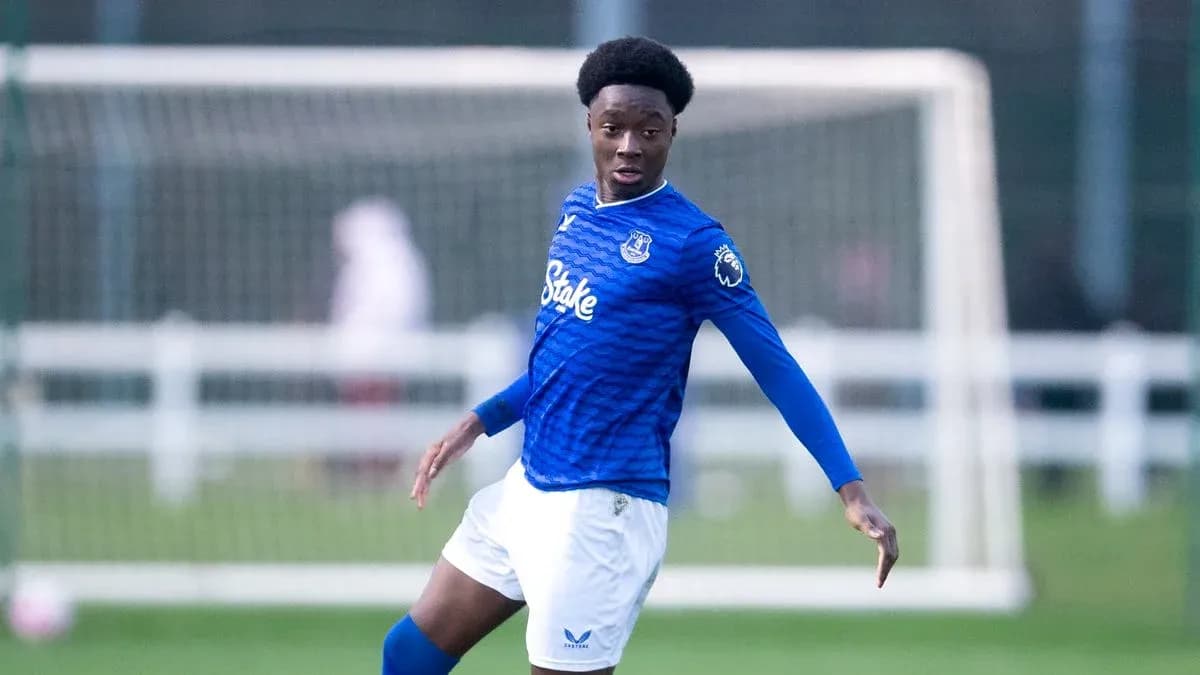 Игрок в синей форме Everton на тренировочном поле