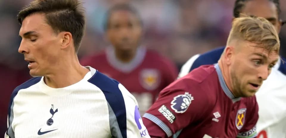 Игроки Tottenham и West Ham в момент игры