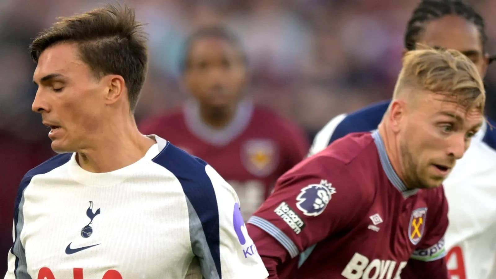 Игроки Tottenham и West Ham в момент игры