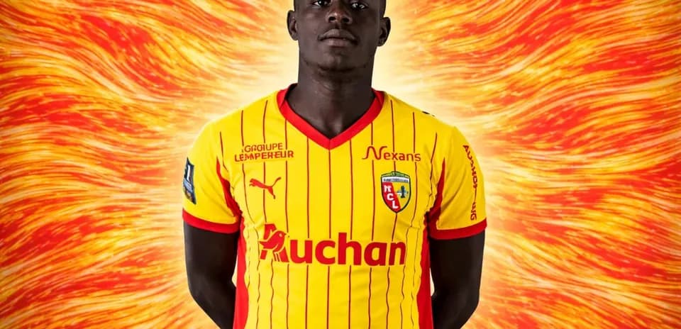 Игрок в желтой форме клуба RC Lens на фоне